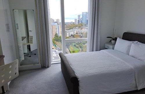 Lansbury House | Cozy Double Room with Large En Suite Near Canary Wharf London with Amazing Views in a Shared Apartment