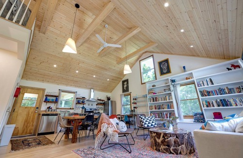 Luray House | Cozy European Cottage at Lake Arrowhead near Shenandoah National Park entrance