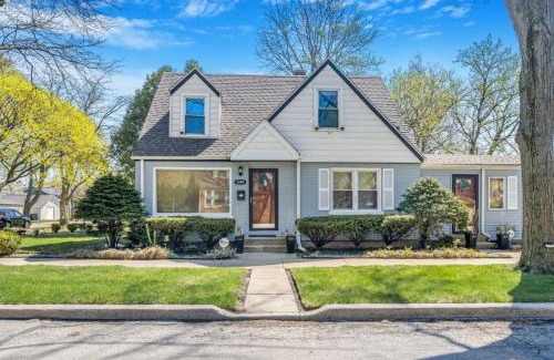 Evanston House | Cozy Evanston Villa with cinema and massage sofa