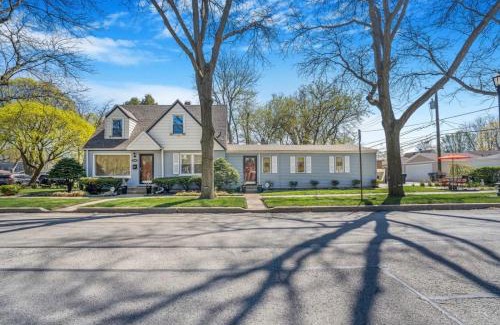 Evanston House | Cozy Evanston Villa with cinema and massage sofa