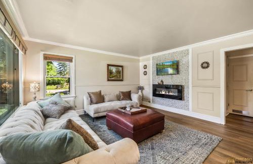 Evanston House | Cozy Evanston Villa with cinema and massage sofa