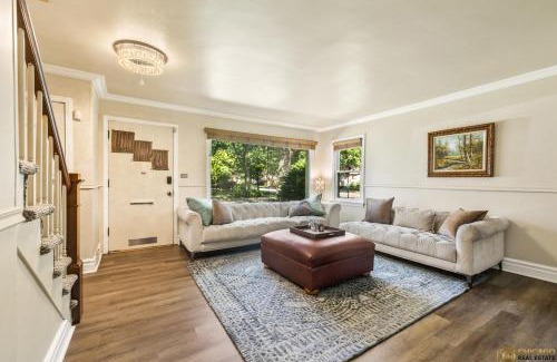 Evanston House | Cozy Evanston Villa with cinema and massage sofa