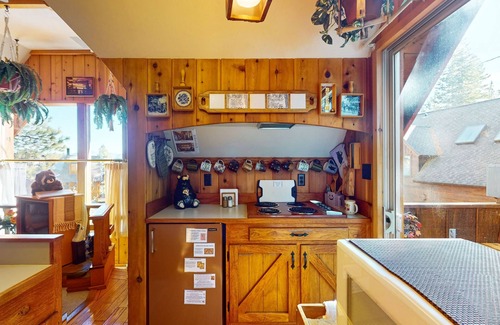Ridgewood House | Cozy family & dog-friendly guest house with WiFi, kitchenette, & lake views