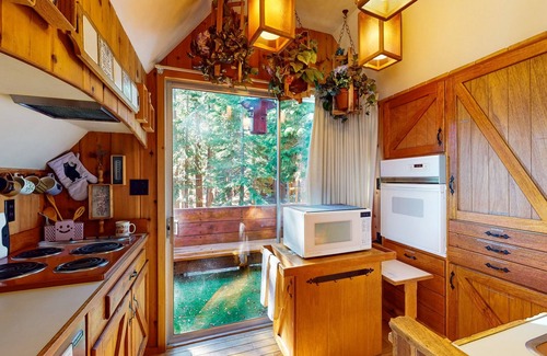 Ridgewood House | Cozy family & dog-friendly guest house with WiFi, kitchenette, & lake views