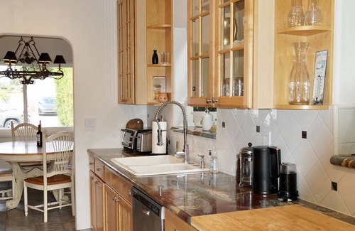 Santa Susana House | Cozy Family Hideaway, sleeps 8, yard, hikes, shops, 30 mins to beach