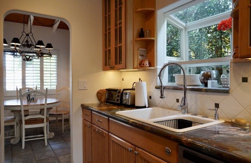 Santa Susana House | Cozy Family Hideaway, sleeps 8, yard, hikes, shops, 30 mins to beach