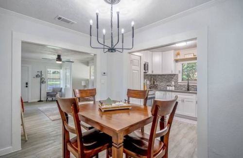 Conroe House | Cozy farmhouse in downtown Conroe