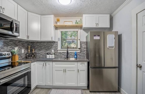 Conroe House | Cozy farmhouse in downtown Conroe
