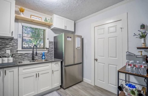 Conroe House | Cozy farmhouse in downtown Conroe