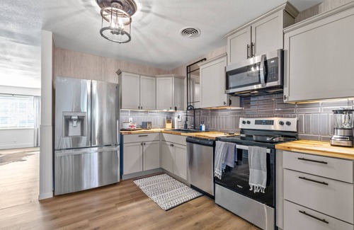 Abilene House | Cozy Fire place ~ King Beds ~ Near ACU ~ Sleeps 12 ~ FirePit ~ Pickleball ~ Dogs