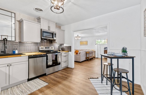 Abilene House | Cozy Fire place ~ King Beds ~ Near ACU ~ Sleeps 12 ~ FirePit ~ Pickleball ~ Dogs