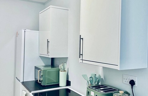 Wainscot Apartment | Cozy Flats Near Strood Station