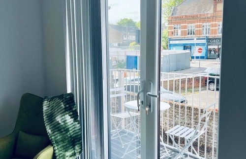 Wainscot Apartment | Cozy Flats Near Strood Station