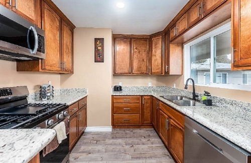 Inglewood Apartment | Cozy, fully furnished 2+2, with huge balcony, So-Fi, Forum, Intuit Dome & more!