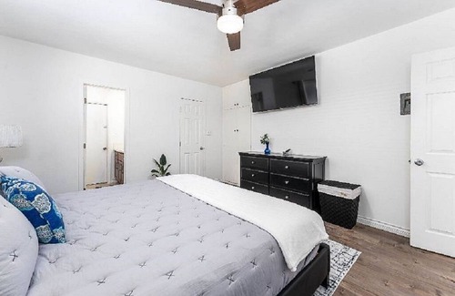 Inglewood Apartment | Cozy, fully furnished 2+2, with huge balcony, So-Fi, Forum, Intuit Dome & more!