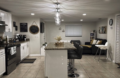 Bearss Plaza House | Cozy Getaway Pet Friendly 10 mins Busch Gardens/Adventure Island