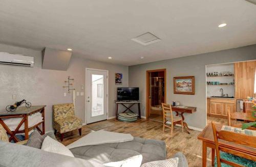 Diamond Valley House | Cozy Guesthouse with view from large deck