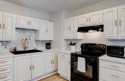 Henderson House | Cozy Henderson House Close to Downtown Henderson