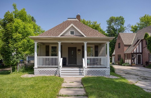 Appleton House | ♥ Cozy historic 3BR w/bridge view! Sleeps 7 ♥