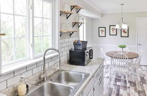 Weaver House | Cozy Home 1/2 mile from Chief Ladiga