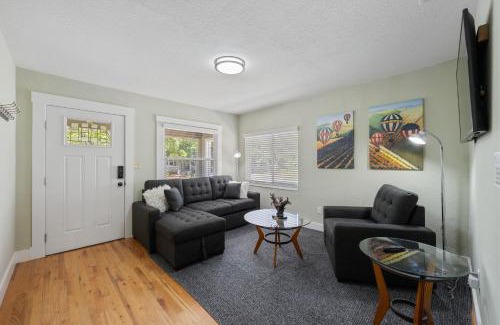 North Oak Park House | Cozy Home 7 minutes Walk to UC Davis Sacramento