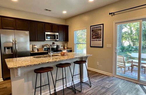 Columbia House | Cozy home blocks from the river front & downtown West Columbia!