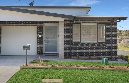 Central Mudgee House | Cozy Home Illalangi with Fireplace, Garden and BBQ