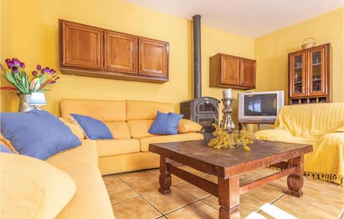 Cuevas del Campo House | Cozy Home In Cuevas Del Campo With Wifi