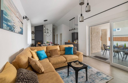 Loborika House | Cozy home in Loborika with WiFi