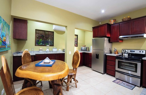 Manuel Antonio House | Cozy home in Manuel Antonio -Wildlife, Pool & 5 min drive to beach/shops