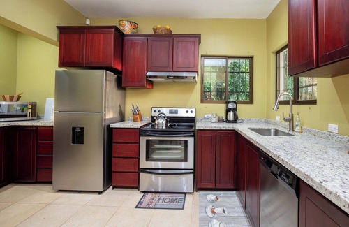 Manuel Antonio House | Cozy home in Manuel Antonio -Wildlife, Pool & 5 min drive to beach/shops