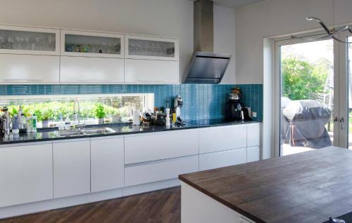 Saltsjobaden House | Cozy Home In Saltsjöbaden With Sauna