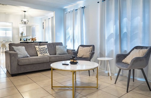 Sulphur Springs House | Cozy Home near Busch Gardens/Adventure Island/USF