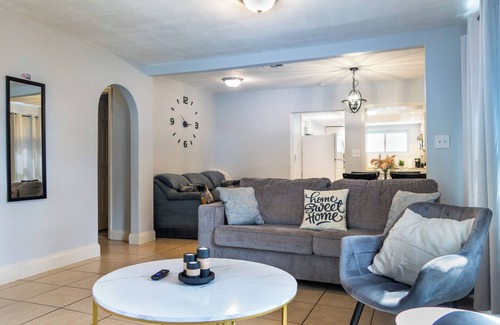 Sulphur Springs House | Cozy Home near Busch Gardens/Adventure Island/USF