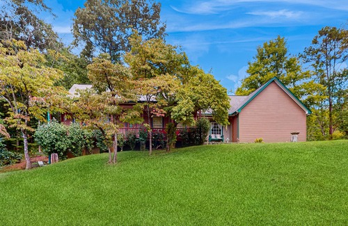 Kodak Cabin | Cozy home w/large yard, games, close to Douglas Lake - free attraction tickets