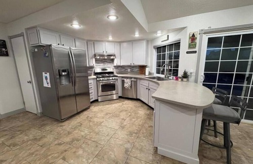 Sacramento House | Cozy home w/pool near Sacramento State and 15 minutes to downtown