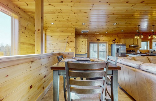 Sevierville House | Cozy home with lake views, free attraction tickets, games and streaming TV's