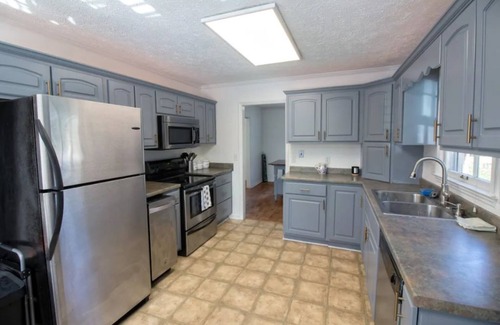 Austell House | Cozy Home with Pool Near Atlanta, Six Flags, Truist Park and Airportn