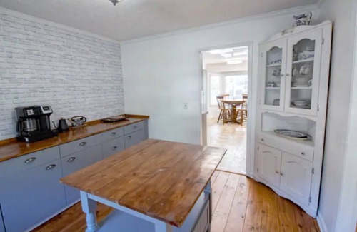 Austell House | Cozy Home with Pool Near Atlanta, Six Flags, Truist Park and Airportn