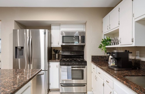 Elk Grove House | Cozy home with pool table