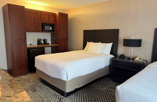 South Bend Hotel | Cozy hotel in charming South Bend with fitness room, AC