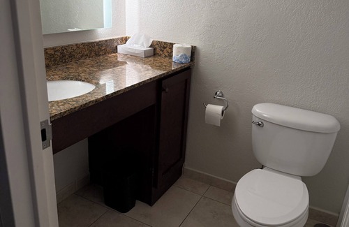 South Bend Hotel | Cozy hotel in charming South Bend with fitness room, AC