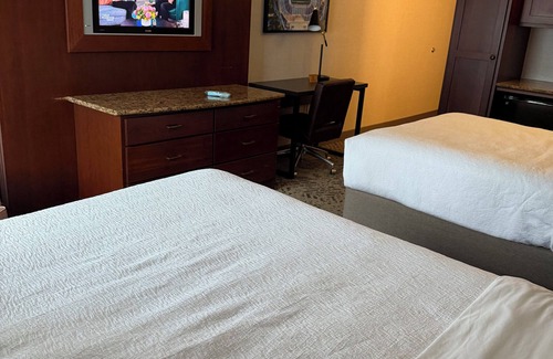South Bend Hotel | Cozy hotel in charming South Bend with fitness room, AC