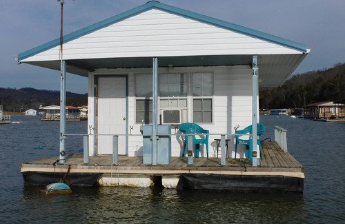 New Tazewell Boat Rental | Cozy house boat in enchanting New Tazewell on Norris Lake with AC, WiFi