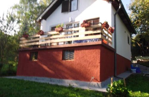 Busovaca House | Cozy House in Jazvine with Garden