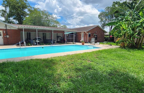 Ocala Cottage | Cozy house with 1 bedroom and WiFi, AC, Huge Pool, 1 Acre Property Gym, Jacuzzi