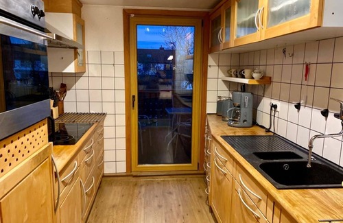 Eller Villa | Cozy house with balcony and private parking in Dusseldorf, near exhibition halls