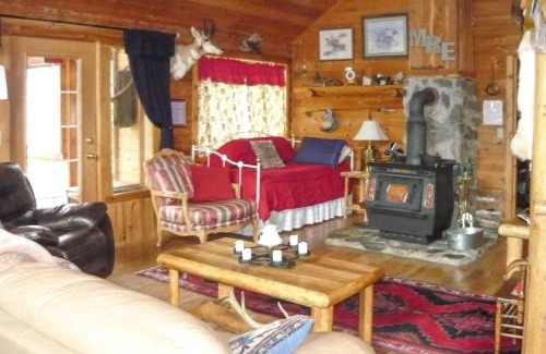 Cameron House | Cozy Immaculate Cabin - Peaceful Retreat!