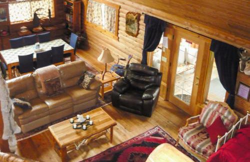 Cameron House | Cozy Immaculate Cabin - Peaceful Retreat!
