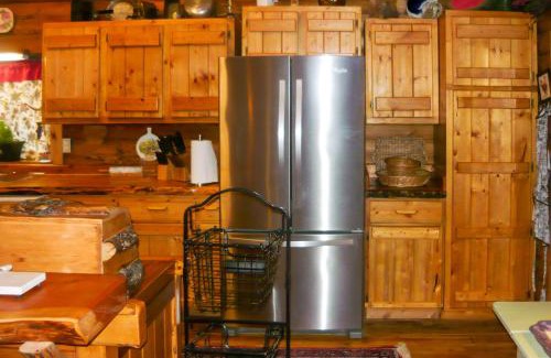 Cameron House | Cozy Immaculate Cabin - Peaceful Retreat!